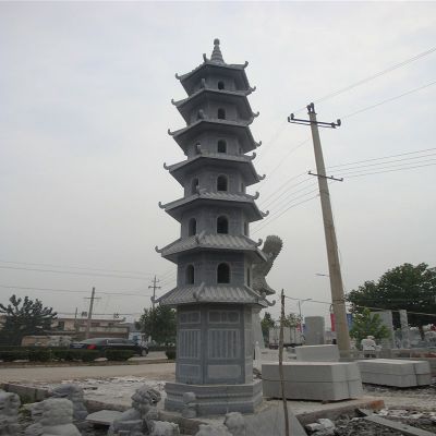 景区广场摆放青石仿古佛塔