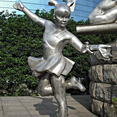 公园不锈钢抛光跳舞的小女孩