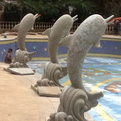 海边三只吃食的石雕海豚博鱼网页版