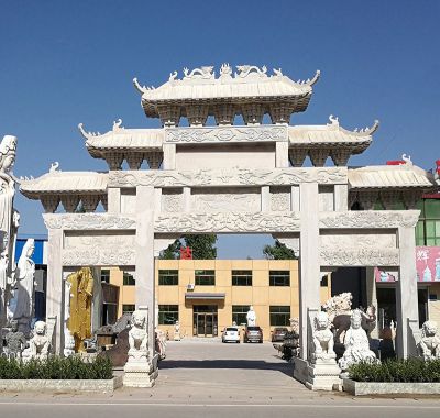 大型景观广场摆放三门五楼浮雕仿斗拱牌坊博鱼网页版