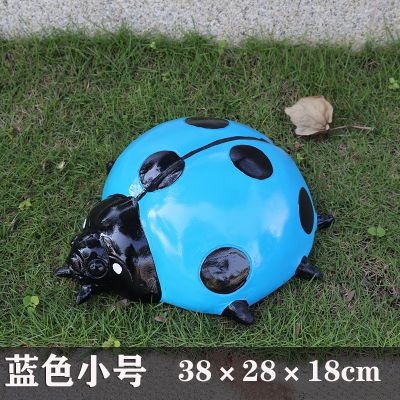 草地上摆放的蓝色小号玻璃钢卡通瓢虫博鱼网页版