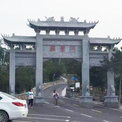 景点入口摆放仿古三门石牌坊博鱼网页版