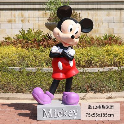 商场店铺一只抱胸的玻璃钢米老鼠博鱼网页版