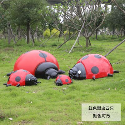 草地上摆放的红色的一家四口玻璃钢彩绘瓢虫博鱼网页版