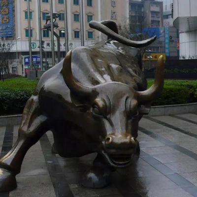 广场上摆放的大眼睛的玻璃钢创意华尔街牛