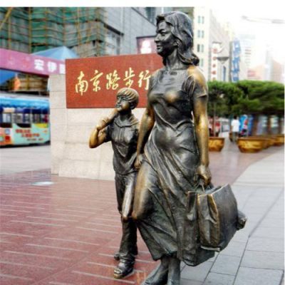 步行街摆放铸铜母子逛街情景小品博鱼网页版