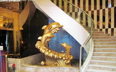 酒店摆放跳跃的黄铜海豚博鱼网页版