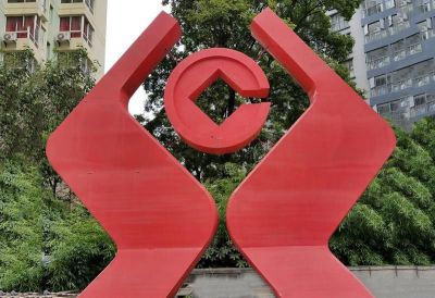 别墅小区创意抽象红色玻璃钢手捧铜钱博鱼网页版