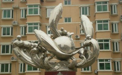 小区多只潜泳的不锈钢海豚博鱼网页版