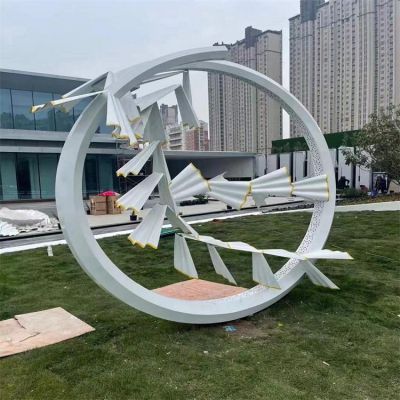 小区草地摆放不锈钢创意圆环园林景观博鱼网页版