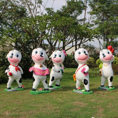 园林一群游玩的玻璃钢卡通牛博鱼网页版