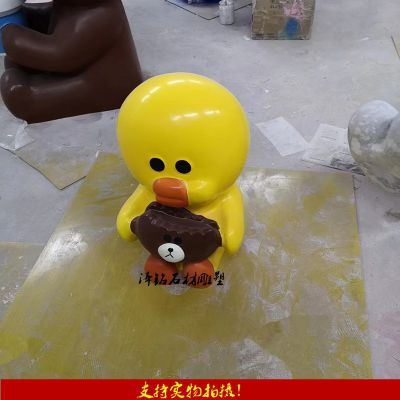 公园里一只抱着熊头的玻璃钢卡通鸭子博鱼网页版