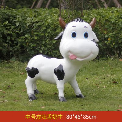 草坪中一只中号吐舌头的玻璃钢牛博鱼网页版