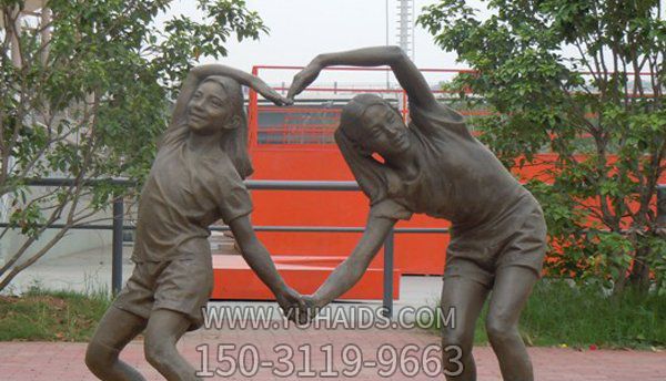 广场创意铜铸创意男女爱心博鱼网页版