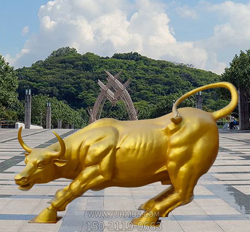 园林里摆放的金色的歪头的玻璃钢喷漆华尔街牛博鱼网页版