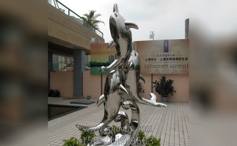 小区摆件三只水上跳跃的不锈钢海豚博鱼网页版