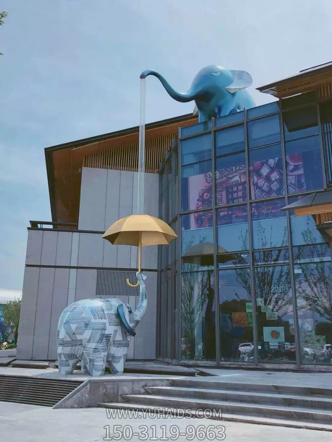 酒店创意玻璃钢喷水打伞的大象博鱼网页版