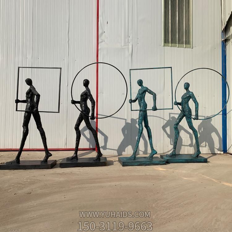 园林广场大型玻璃钢仿铜行走的抽象人物景观博鱼网页版