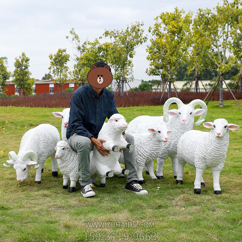 草坪上一群形态各异的玻璃钢绵羊博鱼网页版
