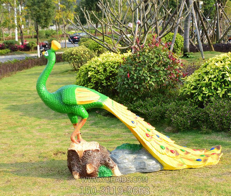 公园里一只散步的玻璃钢彩绘孔雀博鱼网页版