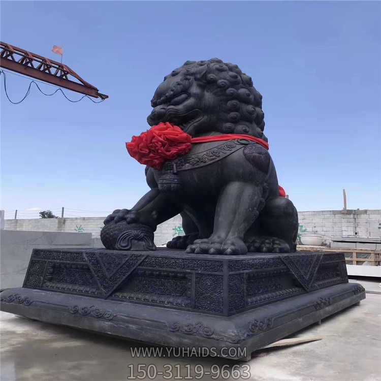 工厂大门两侧摆放青石仿古石狮子门墩博鱼网页版