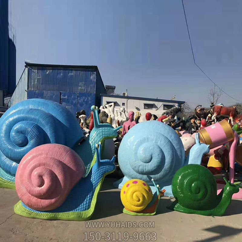 公园摆放的大小不同的玻璃钢彩绘蜗牛博鱼网页版