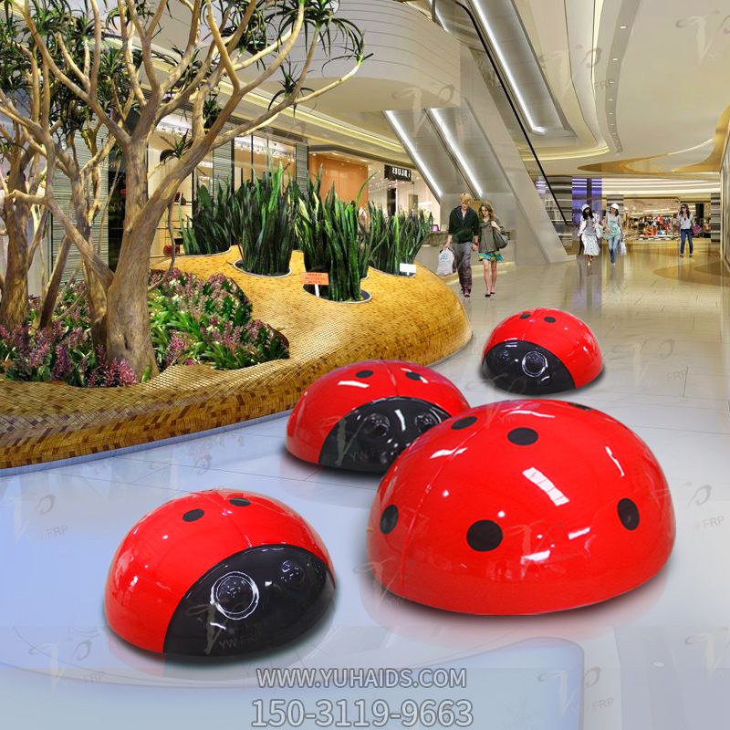 商场里摆放的一大三小的玻璃钢彩绘瓢虫博鱼网页版