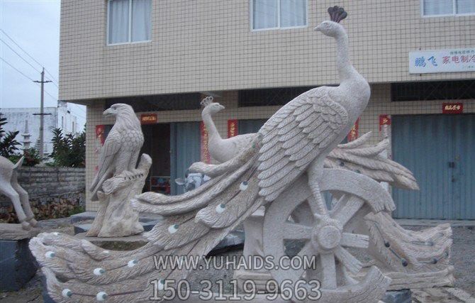 街道边三只选美的汉白玉石雕创意孔雀博鱼网页版