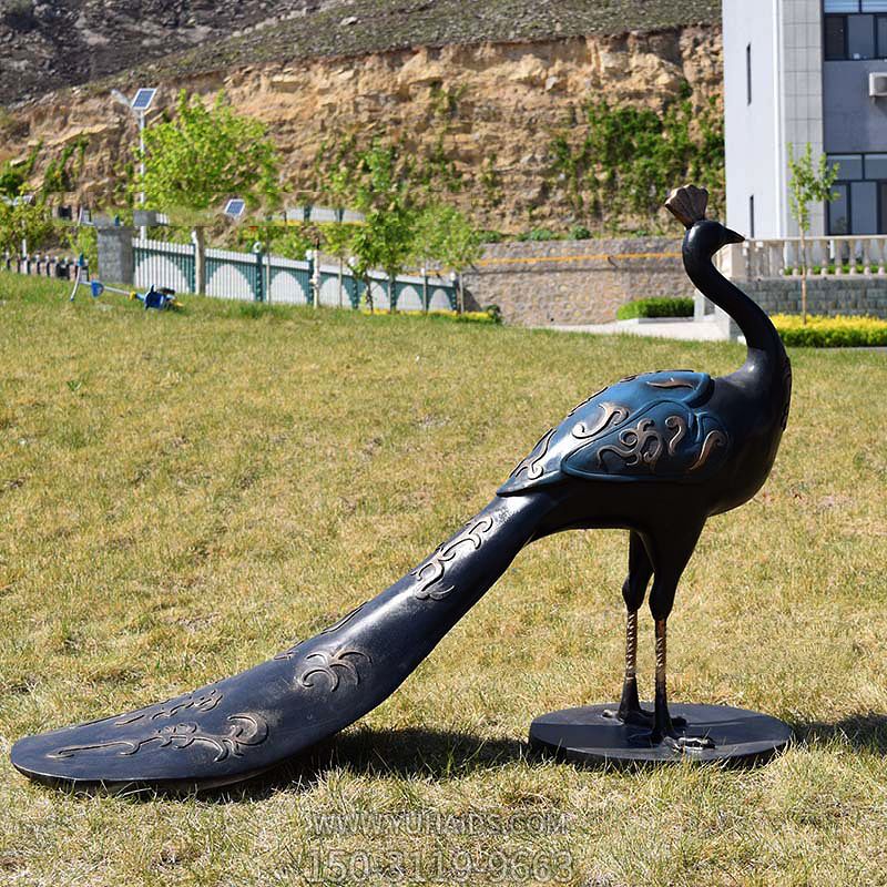 草地上一只傲慢的玻璃钢做旧孔雀博鱼网页版