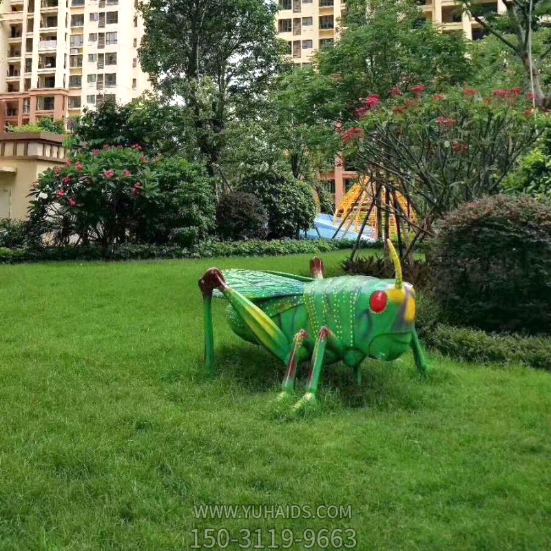 草地上摆放的一只玻璃钢彩绘卡通蚱蜢博鱼网页版