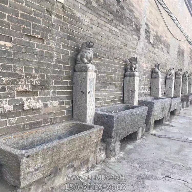 景区城墙边摆放仿古老石槽装饰博鱼网页版