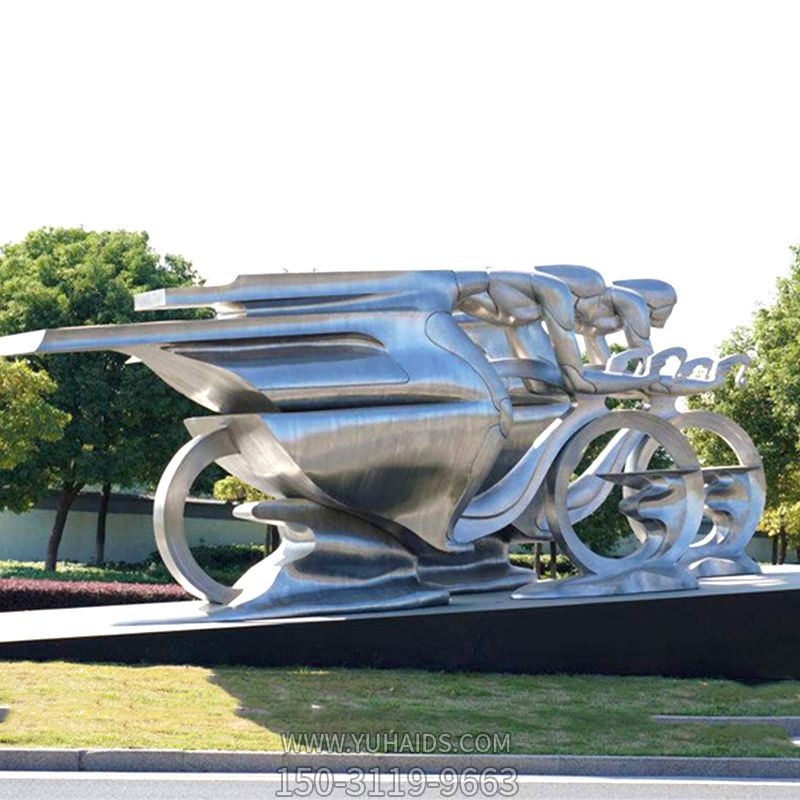 不锈钢抛光骑摩托车的女孩博鱼网页版