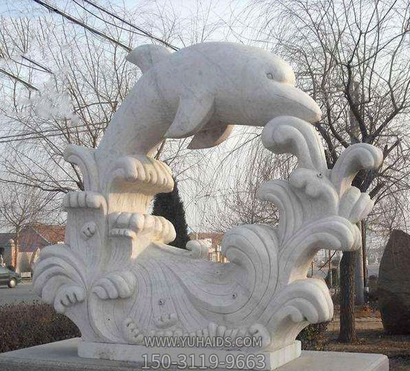 街边公园一只大号石雕水花上的海豚博鱼网页版