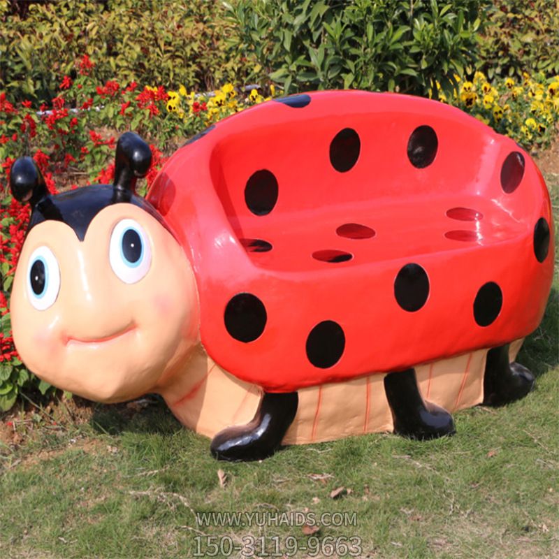 公园里摆放的歪头的座椅玻璃钢彩绘瓢虫博鱼网页版