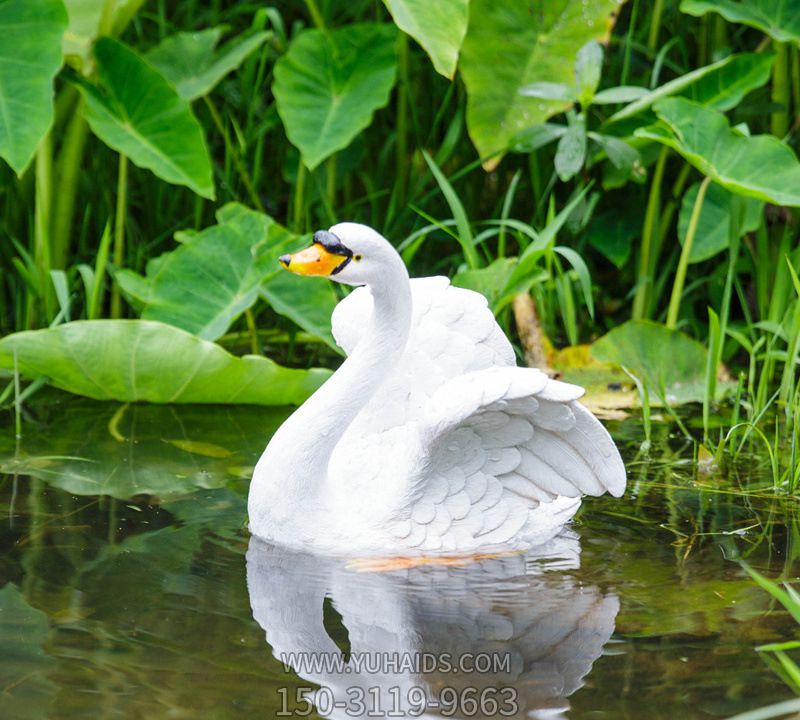庭院水中嬉戏的玻璃钢树脂天鹅博鱼网页版