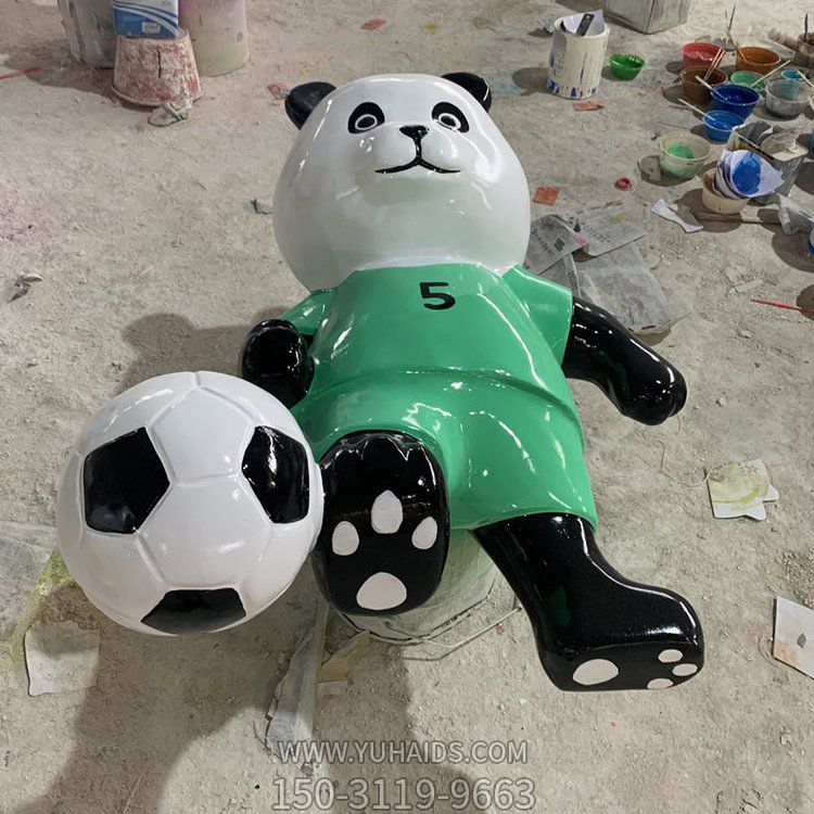 玻璃钢卡通熊猫踢足球公仔博鱼网页版