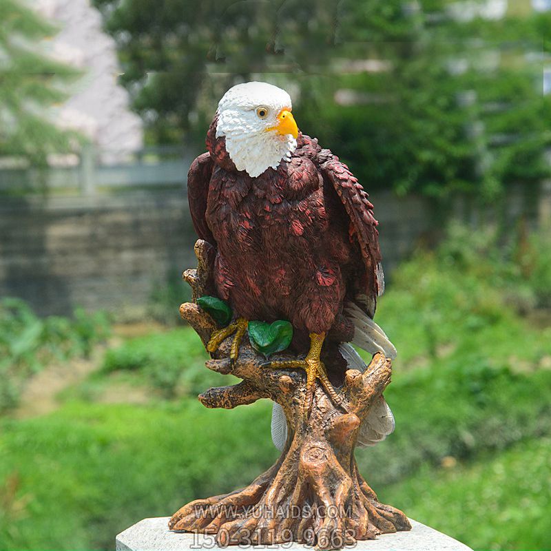 花园一只休息的树脂老鹰博鱼网页版