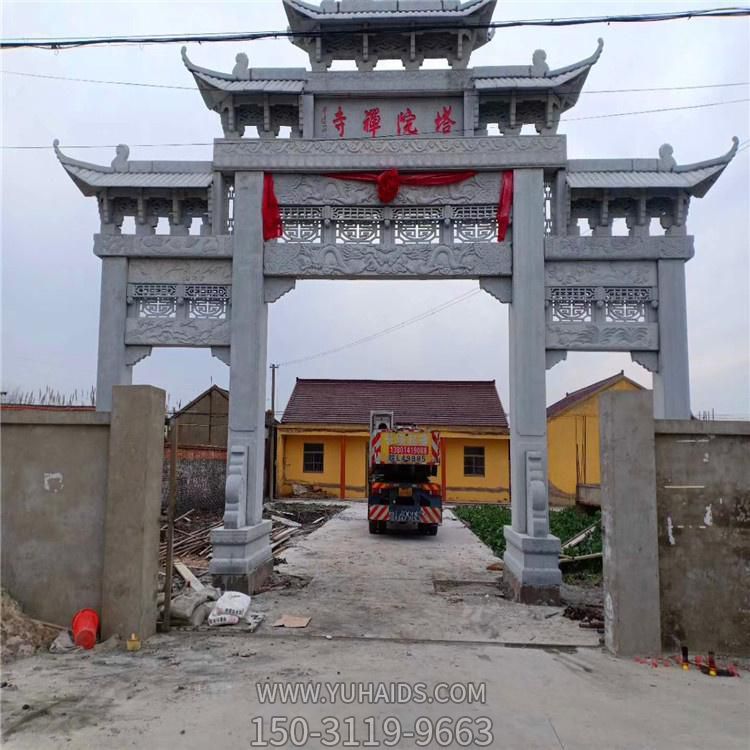 景点村口摆放大型五门石雕牌坊博鱼网页版