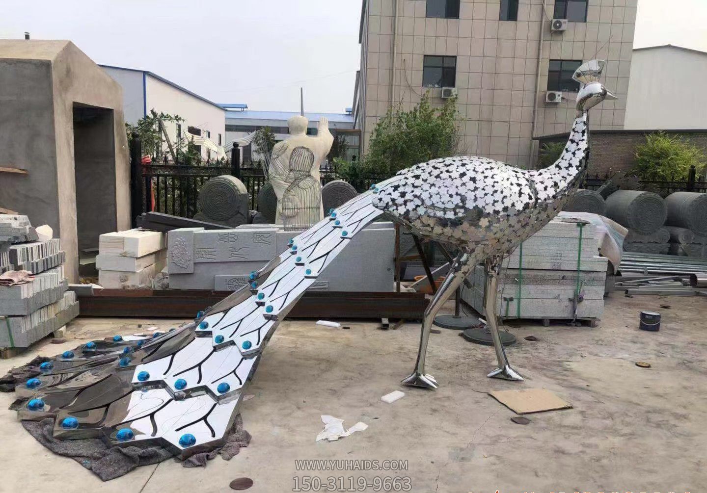 草坪上一只散步的玻璃钢创意孔雀博鱼网页版