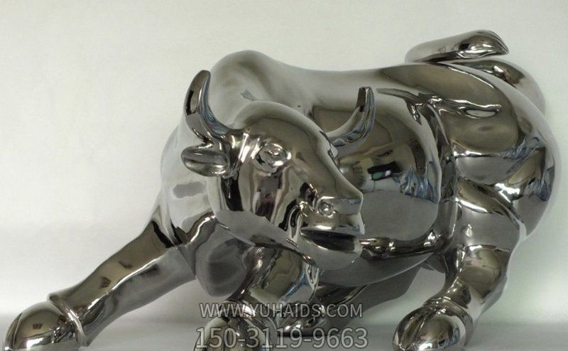 室内摆放的银色的玻璃钢创意华尔街牛博鱼网页版