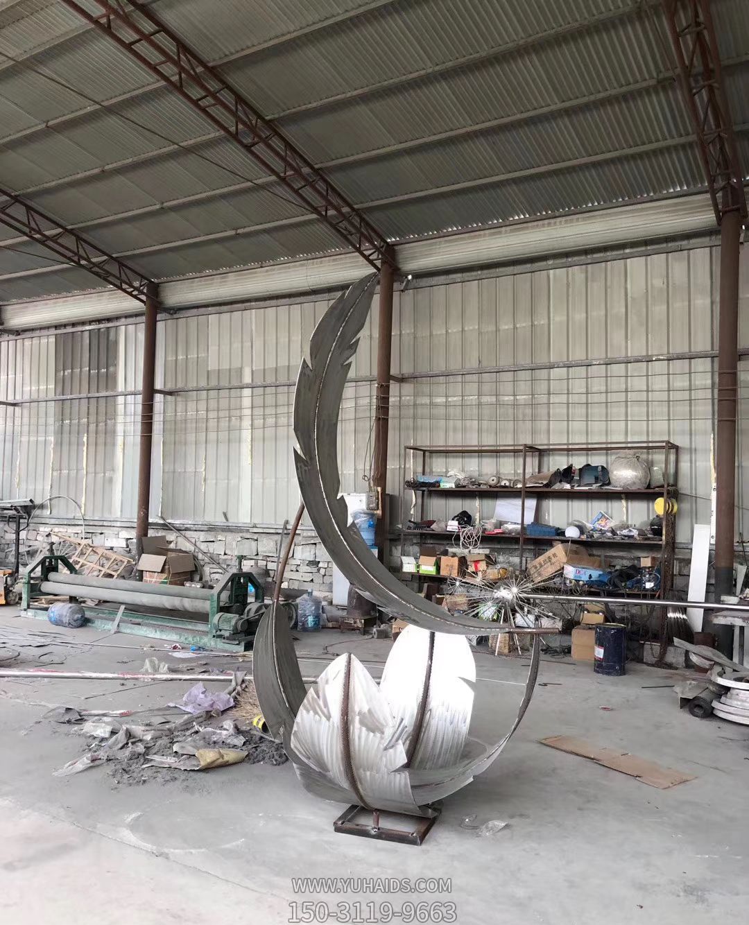 商场三片创意弯曲的不锈钢羽毛博鱼网页版