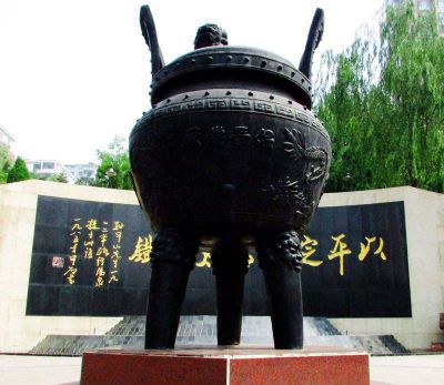 城市广场摆放青铜圆形浮雕香炉博鱼网页版