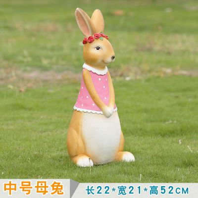 树林一只粉色衣服树脂兔子博鱼网页版