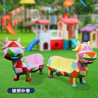 商场电影院走廊摆放的卡通彩绘奶牛玻璃钢座椅博鱼网页版