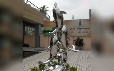 小区摆件三只水上跳跃的不锈钢海豚博鱼网页版