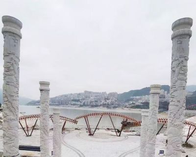 海边景区广场摆放雕刻祥云图案石柱