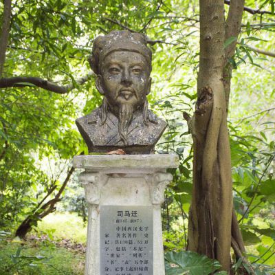 学院操场摆放古代历史之父司马迁头像铜雕