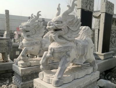 庭院大门口摆放大理石招财麒麟博鱼网页版