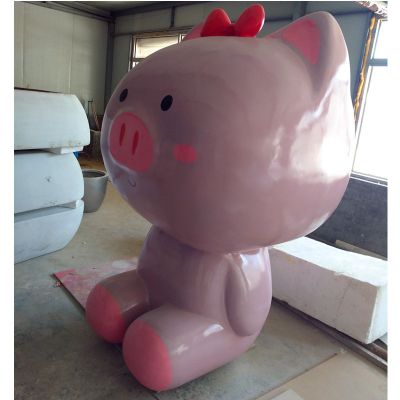 户外景区摆放一只坐着的粉色玻璃钢猪博鱼网页版