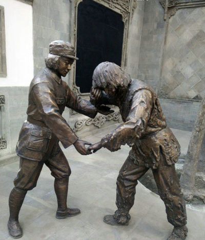 公园铜雕慰问老人的红军博鱼网页版